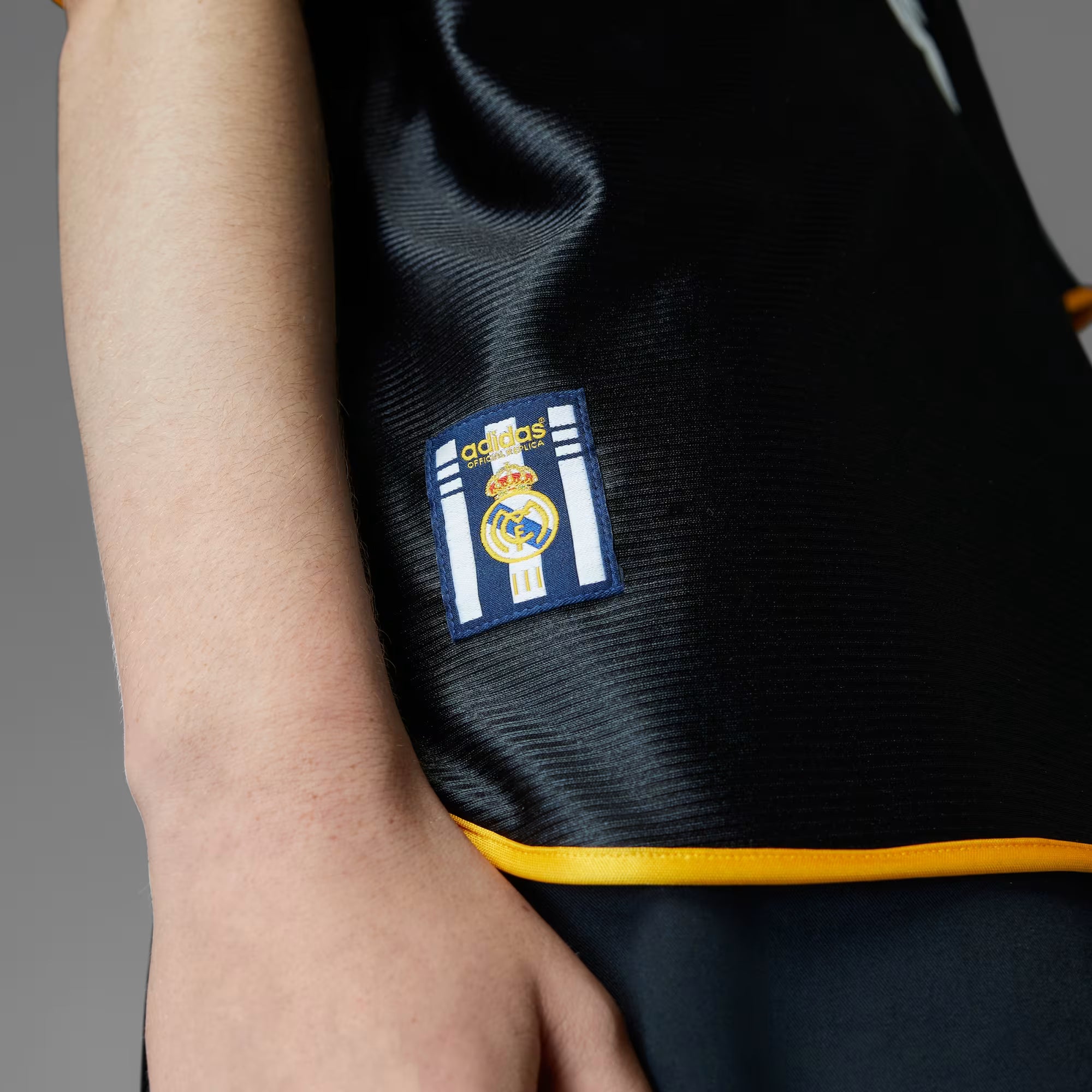 Real Madrid 1999/00 Retro Shirt - Black